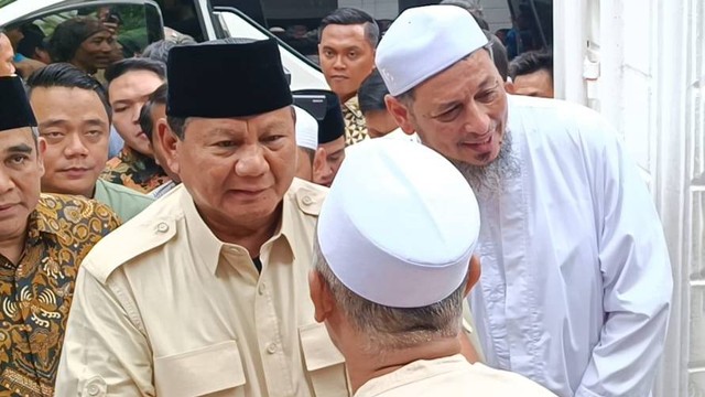 Prabowo Subianto berziarah ke makam Kramat Kwitang, Senen, Jakarta Pusat, Jumat (16/2). Foto: Hedi/kumparan