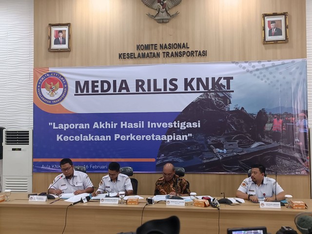 Komite Nasional Keselamatan Transportasi (KNKT) menggelar konferensi pers terkait laporan akhir hasil investigasi kecelakaan perkeretaapian, di Aula KNKT, Jakarta Pusat, Jumat (16/2). Foto: Fadhil Pramudya/kumparan