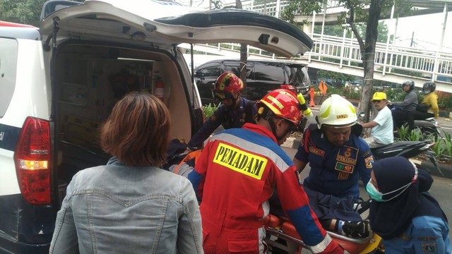 Pemotor jatuh usia menghindari angkot yang tiba-tiba berhenti di Matraman, Jaktim, Jumat (16/2). Foto: Dok. Sudin Gulkarmat Jaktim