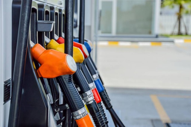 Dengan harga mulai dari Rp 12.500 saja per liter, Anda bisa mendapatkan bensin Gasoline 92 yang berkualitas yang bersumber langsung dari refinery ExxonMobil di Singapura. Foto: Shutterstock