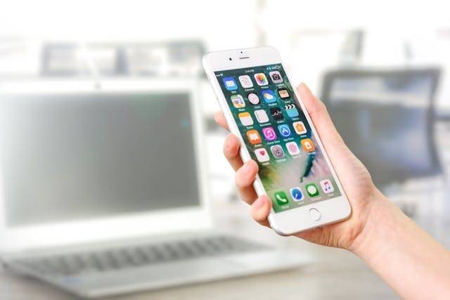 Perbedaan spesifikasi handphone terbaru. Sumber: pexels.com
