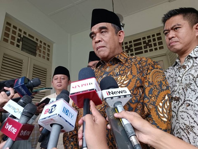 Ahmad Muzani, Sekjen Gerindra, di kediaman Habib Ali Kwitang, Jumat (16/2). 

 Foto: Hedi/kumparan
