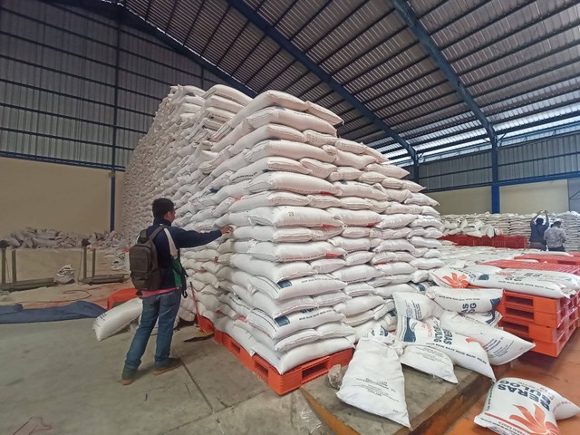 Stok beras yang ada di gudang Bulog Campang Raya, Bandar Lampung. | Foto : Galih Prihantoro/ Lampung Geh