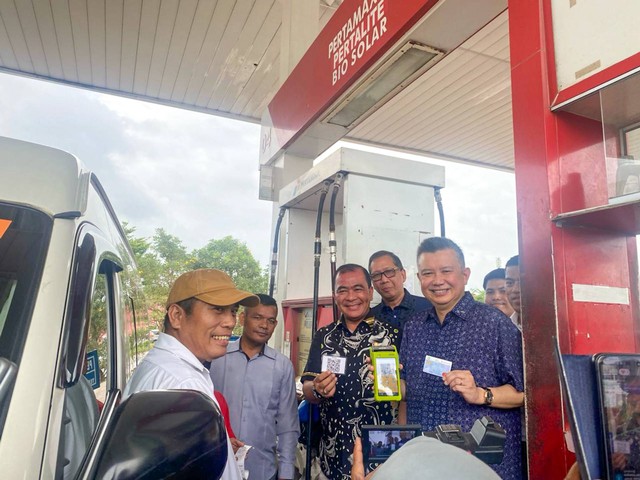 Bank KB Bukopin dan Pemkot Batam meluncurkan Fuel Card versi terbaru. Foto: dok. Bank KB Bukopin