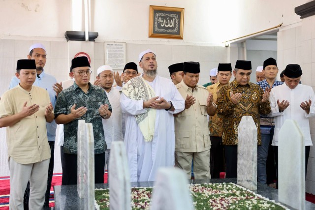Capres 02, Prabowo Subianto melakukan ziarah ke makam keluarga Habib Ali Kwitang di Masjid Jami Al Riyadh Kwitang, Jakarta Pusat, Jumat (16/2). Foto: Dok. Istimewa