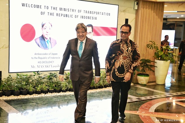 Menteri Perhubungan Budi Karya Sumadi bertemu dengan Duta Besar (Dubes) Jepang yang baru untuk Indonesia Yasushi Masaki di Kantor Kementerian Perhubungan, Jakarta, Jumat (16/2/2024).  Foto: Kemenhub RI