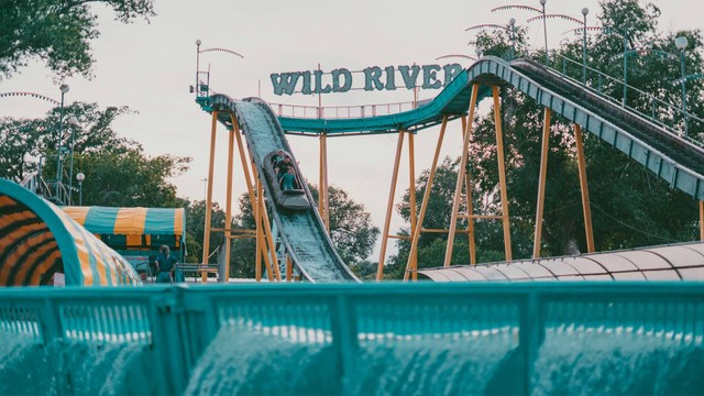 Water Coaster Dusun Bambu. Foto hanya ilustrasi, bukan tempat sebenarnya. Sumber: Unsplash/anderson schmig