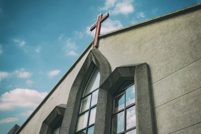 gereja katolik di PIK. Foto hanya ilustrasi, bukan tempat sebenarnya. Sumber: Unsplash/daniel tseng