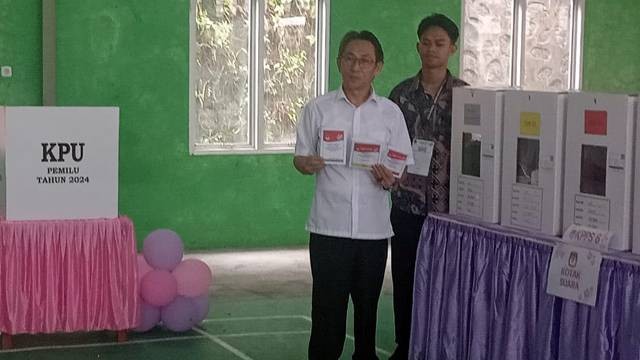 Penjabat Bupati Sitaro, Joi Eltiano B Oroh, saat menyalurkan hak pilihnya pada Pemilu 2024.