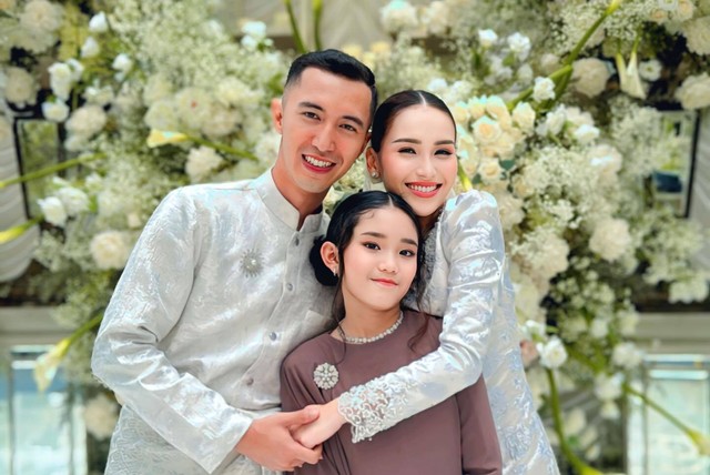 Lamaran Ayu Ting Ting dan Muhammad Fardhana. Foto: Instagram/@ayutingting92