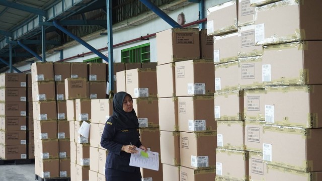 Petugas Bea Cukai Yogyakarta memeriksa produk tas yang akan diekspor ke Amerika dan Kanada, Jumat (16/2). Foto: Widi RH Pradana/Pandangan Jogja