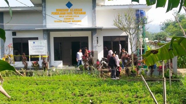 Posko pemenangan Caleg DPR RI dari PKB Neng Eem Marhamah Zulfa Hiz di Cianjur dilempar bom molotov oleh orang tidak dikenal (OTK), Sabtu (17/2/2024). Foto: Dok. Istimewa