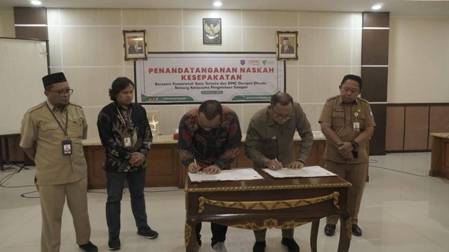 Disaster Management Center (DMC) Dompet Dhuafa dan Pemerintah Kota Ternate menandatangani naskah kesepakatan bersama tentang kerjasama pengelolaan sampah di Kota Ternate, Maluku Utara, pada Senin (12/2/2024).