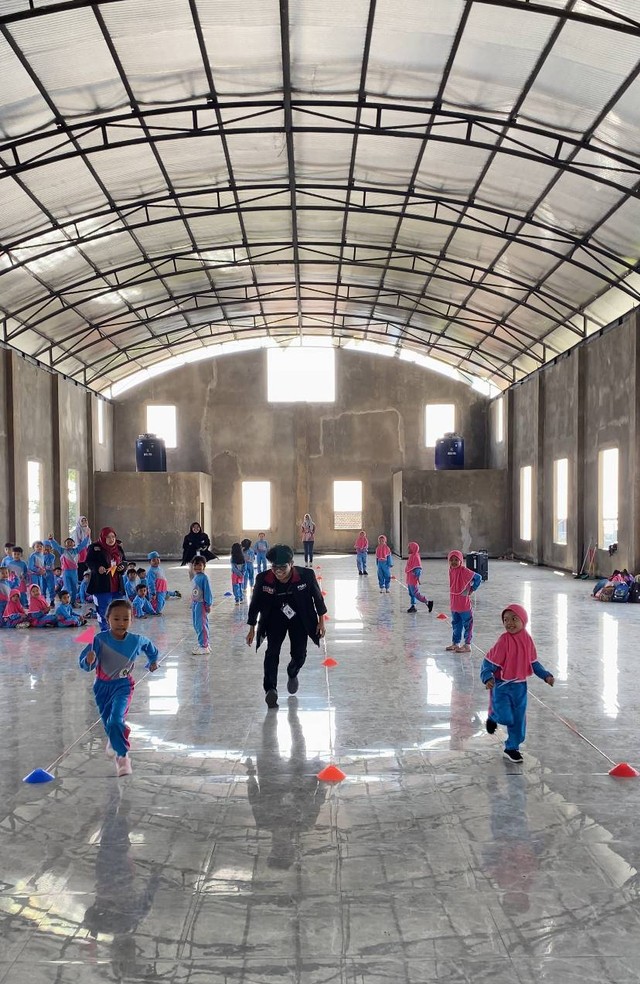 Lomba lari estafet bendera untuk meningktkan kekompakan dan menunjang motorik kasar anak