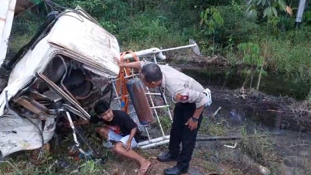 Sopir Dump Truck meninggal dunia usai tabrakan dengan Truk Trailer di Ambawang. Foto: Dok. Polres Kubu Raya