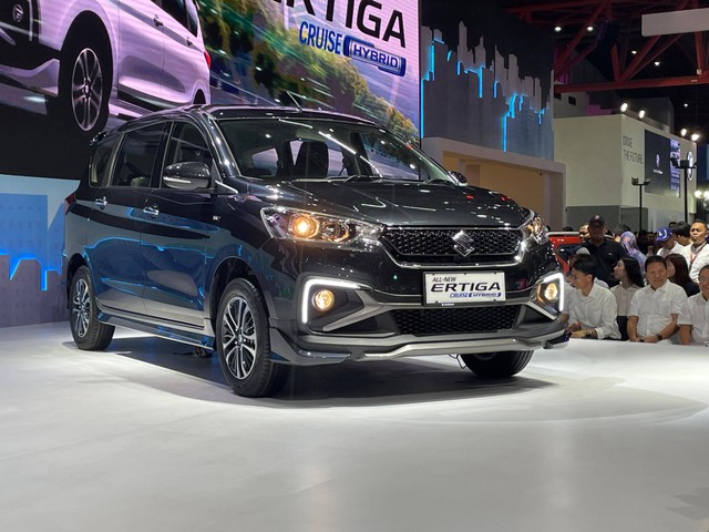 PT Suzuki Indomobil Sales (SIS) meluncurkan New Suzuki Ertiga Hybrid Cruise di IIMS 2024.  Foto: Sena Pratama/kumparan