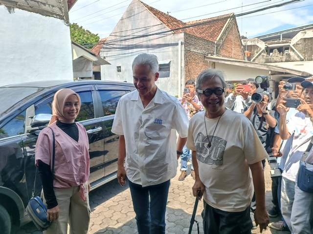 Capres 03 Ganjar Pranowo bersama istri bertemu para seniman di rumah budayawan Butet Kartaredjasa di Kapanewon Kasihan, Kabupaten Bantul, Sabtu (17/2).  Foto: Arfiansyah Panji Purnandaru/kumparan
