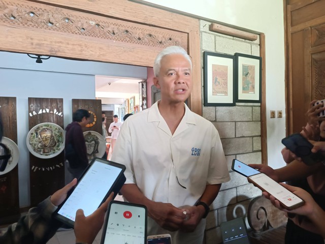 Capres 03 Ganjar Pranowo bersama istri bertemu para seniman di rumah budayawan Butet Kartaredjasa di Kapanewon Kasihan, Kabupaten Bantul, Sabtu (17/2).  Foto: Arfiansyah Panji Purnandaru/kumparan