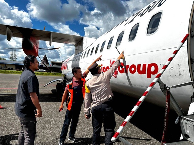 Pesawat Wings Air dengan nomor penerbangan PK-WJT ditembak KKB saat mendarat di Bandara Nop Goliat Dekai, Kabupaten Yahukimo, Papua Pegunungan, Sabtu (17/2/2024).  Foto: Polres Yahukimo