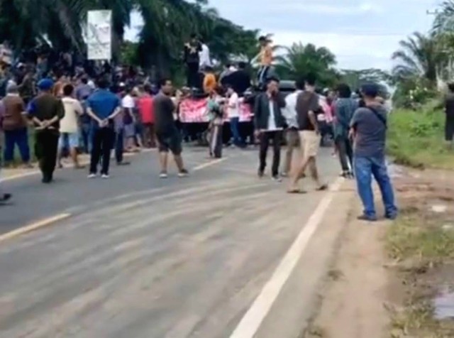 Massa dari 3 desa yang melakukan demo dan memblokir jalan lintas di Muratara. (ist)