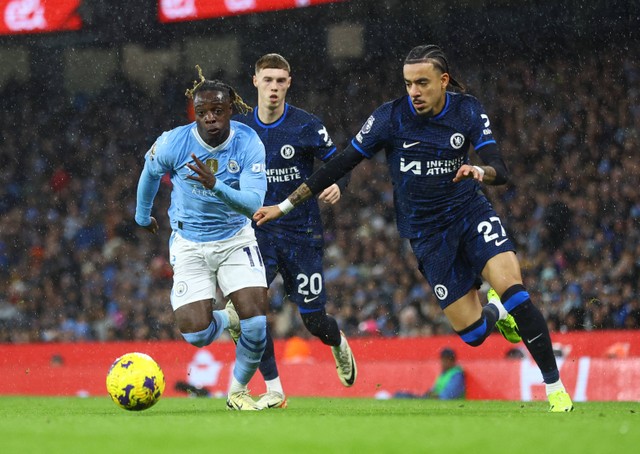 Jeremy Doku dikejar Cole Palmer dan Malo Gusto saat laga Man City vs Chelsea dalam pekan ke-25 Liga Inggris 2023/24 di Stadion Etihad pada Minggu (18/2) dini hari WIB. Foto: REUTERS/Carl Recine