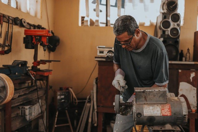 Teknik yang digunakan dalam pembuatan kerajinan dari logam. Foto hanya ilustrasi, bukan yang sebenarnya. Sumber: Pexels/Luis Quintero