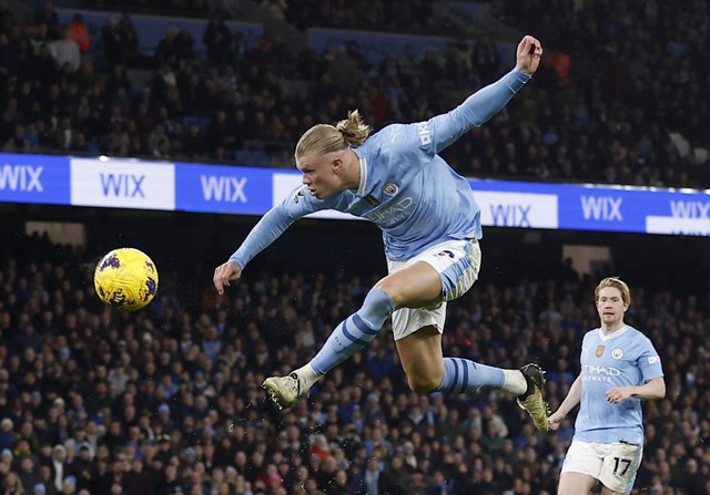 Erling Haaland beraksi saat laga Man City vs Chelsea dalam pekan ke-25 Liga Inggris 2023/24 di Stadion Etihad pada Minggu (18/2) dini hari WIB. Foto: Action Images via Reuters/Jason Cairnduff