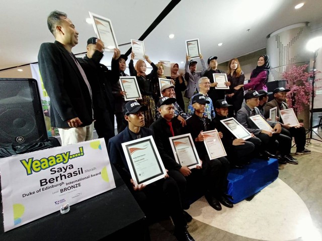 14 remaja yang menerima penghargaan internasional The Duke of Edinburgh. Foto-foto: Masruroh/Basra