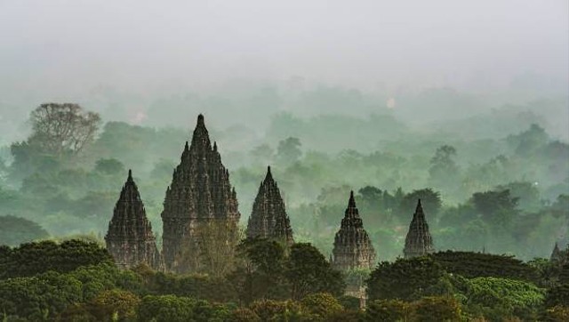 Ilustrasi Perbedaan Utama Antara Candi Hindu Dan Candi Budha Adalah Terletak Pada, Foto: Unsplash/Sadagus.