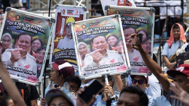 Pendukung Prabowo Subianto di Jakarta, pada 10 Februari lalu, mengusung poster yang membalas sejumlah tudingan negatif kepada mantan Danjen Kopassus itu.