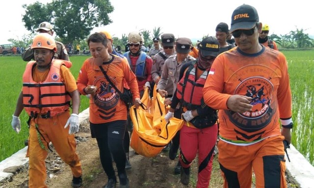 Korban ketiga siswa SD yang tenggelam saat kegiatan Pramuka di Indramayu ditemukan, Minggu (18/2/2024). Foto: kumparan