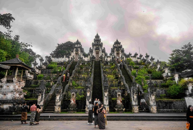 Pura Dalem Agung Padangtegal. Foto hanya ilustrasi, bukan tempat sebenarnya. Sumber: unsplash.com