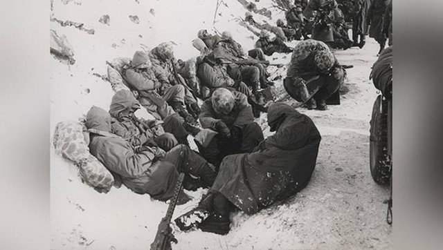 Sekelompok Tentara AS bertahan di garis depan pertahanan di tengah gempuran tentara Tiongkok dan radang dingin. Sumber foto dari: Oliver P. Smith Collection, U.S. Marine Corps Archives and Special Collections