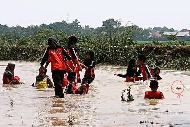 Suasana saat para pelajar SD Negeri Lajer 1, Kabupaten Indramayu, bermain di Sungai Penarikan di tengah kegiatan Pramuka, Sabtu (17/2/2024). Foto: Dok. Istimewa