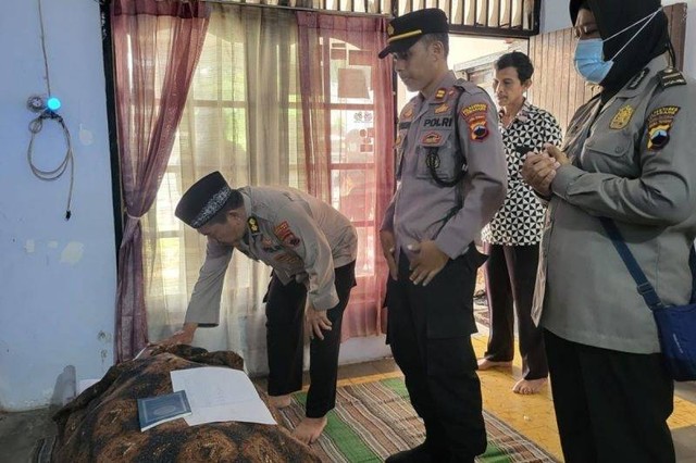 Sejumlah anggota polisi melayat ke rumah duka Iptu Wahyudi yang meninggal dunia diduga akibat kelelahan saat pengamanan pemilu di Semarang, Minggu, (18/2/2024). Foto: Polrestabes Semarang/HO/Antara