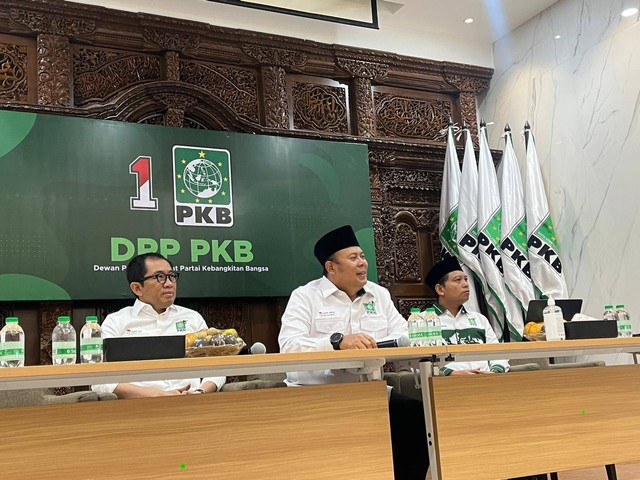 Ketua DPP PKB Cucun Ahmad Syamsul Rizal (tengah) di kantor DPP PKB, Jakarta Pusat, Minggu (18/2/2024). Foto: Haya Syahira/kumparan
