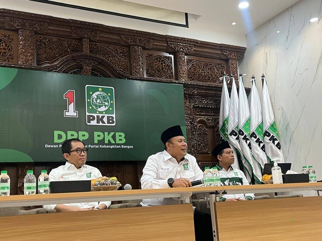 Ketua DPP PKB Cucun Ahmad Syamsul Rizal (tengah) di kantor DPP PKB, Jakarta Pusat, Minggu (18/2/2024). Foto: Haya Syahira/kumparan
