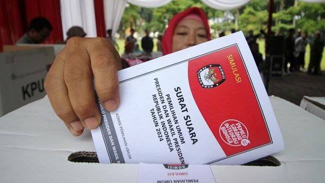  Seorang warga memasukkan surat suara ke dalam kantong surat suara. Foto: ANTARA/Umarul Faruq.