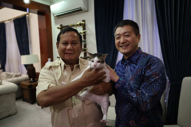 Capres nomor urut 2 Prabowo Subianto bersama kucingnya Bobby menerima kunjungan Duta Besar Tiongkok untuk Indonesia, Lu Kang di Jalan Kertanegara, Jakarta Selatan, Minggu (17/2/2024). Foto: Dok. Istimewa