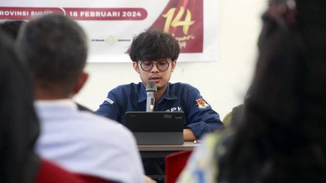 Anggota PPK Wenang, Irfan Ibrahim, yang melarang wartawan untuk melakukan peliputan Rapat Pleno Rekapitulasi Suara Pemilu 2024