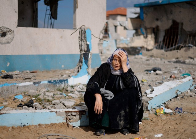 Warga Palestina di Rafah. Foto: Mohammed Salem/Reuters