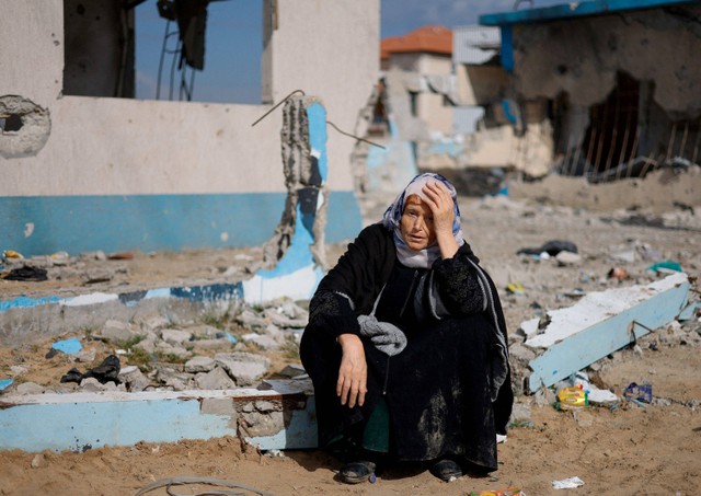 Warga beristirahat di luar, ketika warga Palestina tiba di Rafah setelah mereka dievakuasi dari rumah sakit Nasser di Khan Younis akibat operasi darat Israel di Jalur Gaza selatan. Foto: Mohammed Salem/Reuters