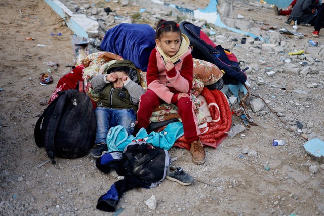 Anak-anak Palestina yang diungsikan dari RS Nasser akibat serangan Israel di Jalur Gaza. Foto: Mohammed Salem/Reuters