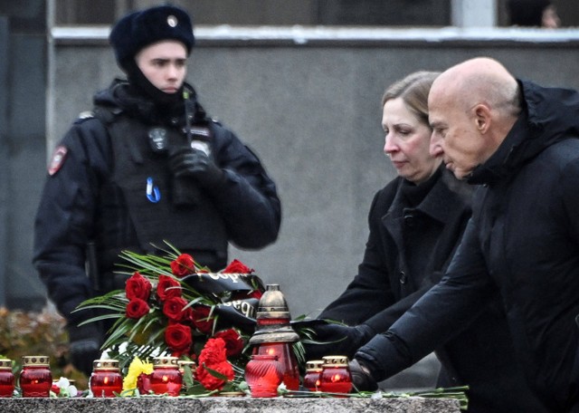 Duta Besar AS untuk Rusia Lynne Tracy (kedua dari kanan) meletakkan bunga di monumen korban penindasan politik di depan markas FSB (bekas KGB) di Moskow pada 29 Oktober 2023. Foto: Alexander Nemenov/AFP