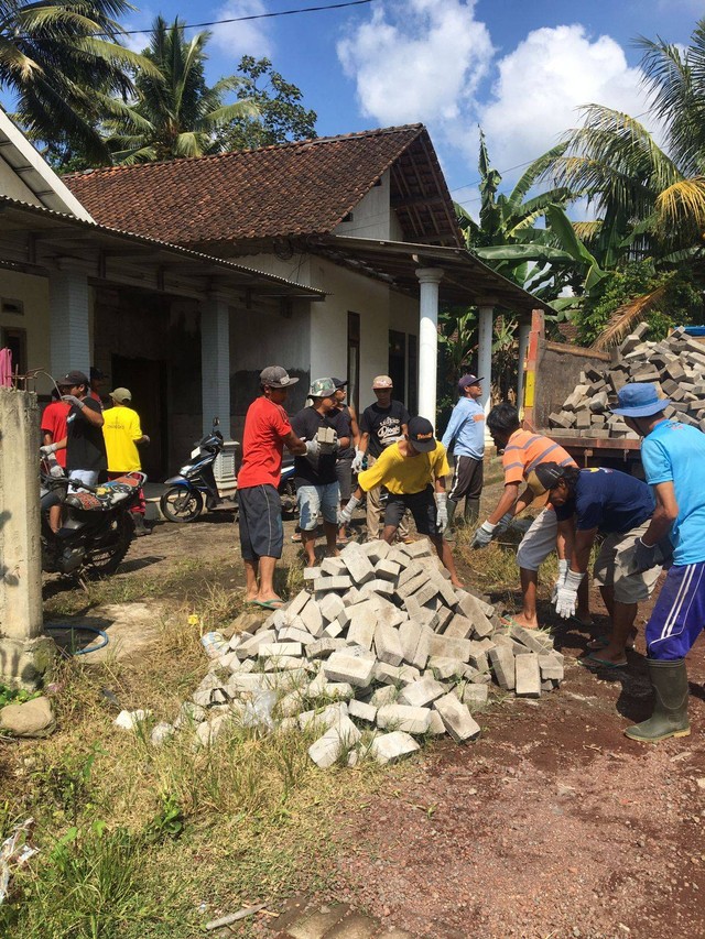 Saat bantuan paving block diangkut ke truk. Dok: mili.id