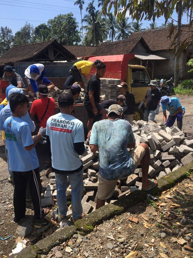 Saat bantuan paving block diangkut ke truk. Dok: mili.id