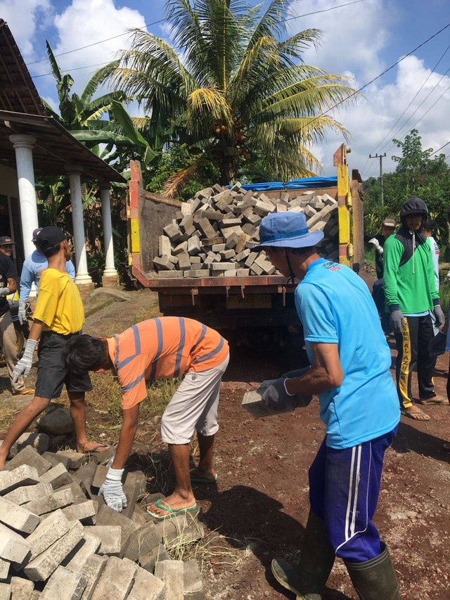 Saat bantuan paving block diangkut ke truk. Dok: mili.id