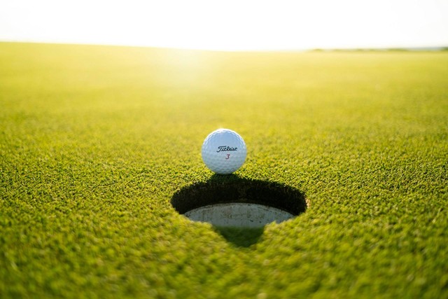 lapangan golf di Bandung. Foto hanya ilustrasi, bukan tempat sebenarnya. Sumber: Unsplash/soheb zaidi awin