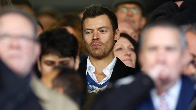 Harry Styles nonton laga Luton Town vs Manchester United (MU) dalam pekan ke-25 Liga Inggris 2023/24 di Stadion Kenilworth Road pada Minggu (18/2) malam WIB. Foto: REUTERS/Hannah Mckay