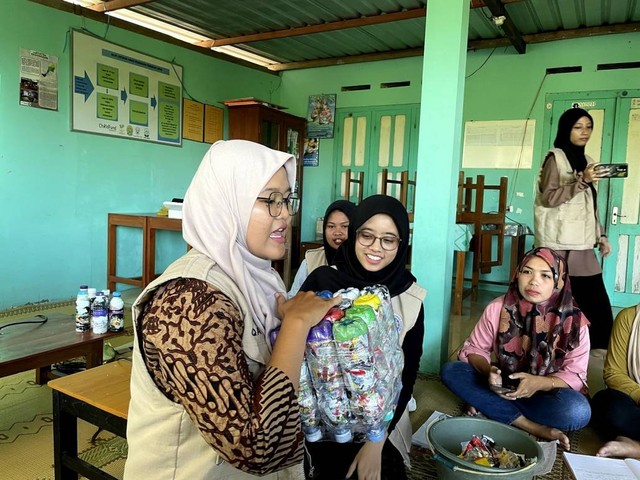 Mahasiswa UAD sosialisasikan cara pembuatan ecobrick dari sampah plastik pada warga Gedongsari (Dok. Istimewa)